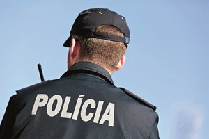 Um polícia detido por suspeita de integrar grupo criminoso e outro constituído arguido