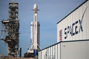 Lançamento do foguetão da SpaceX adiado para domingo devido ao vento