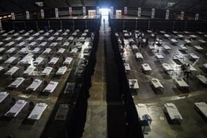 Na cidade mais populosa da Índia, os pacientes de covid-19 partilham cama
