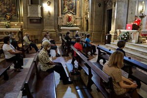 Covid-19. Distanciamento em locais de culto reduzido para 1,5 metros