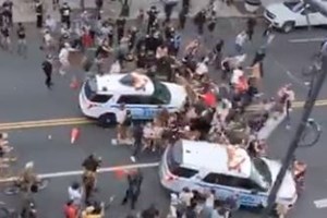 EUA. Carro da polícia irrompe contra multidão durante protestos pela morte de George Floyd