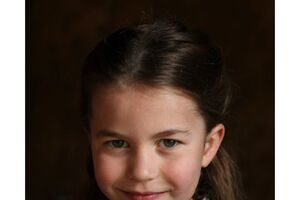 Charlotte, a princesa que celebra os 5 anos a distribuir alimentos
