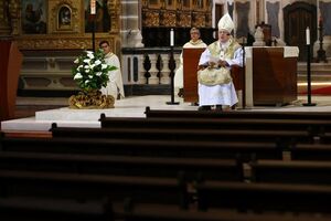 Arcebispo de Évora, Francisco Senra Coelho, durante a homília da eucaristia do Domingo de Páscoa na Igreja de São Francisco