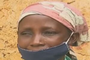 Mãe de oito filhos 'cozinha' pedras por não ter dinheiro para alimentar família