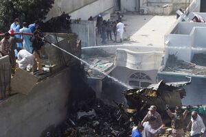Avião com 107 pessoas a bordo despenha-se na cidade paquistanesa de Karachi