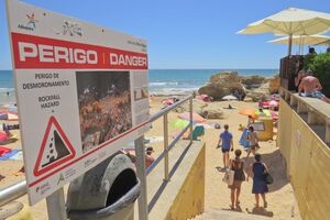 Derrocada de falésia na Praia Maria Luísa