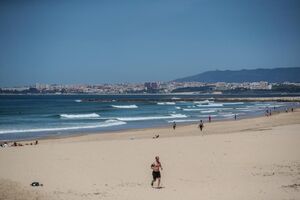 Pessoas na praia da Costa de Caparica