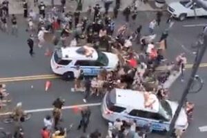 Carro da polícia de Nova Iorque avança contra multidão durante protestos em nome de George Floyd 