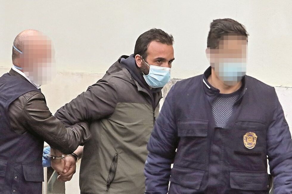 Sandro Bernardo, pai de Valentina, chegou ao tribunal sob fortes medidas de segurança