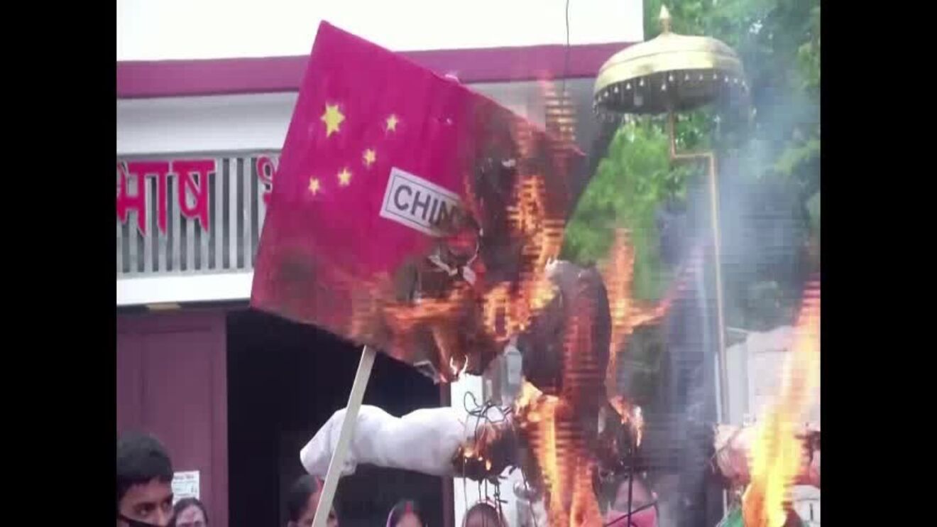 Indianos manifestam-se contra a China e queimam imagens de Xi Jinping