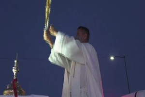 Padre mexicano abençoa cidade de cima de uma carrinha
