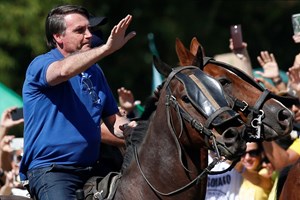 Sem máscara e a cavalo, Bolsonaro cumprimentou apoiantes em Brasília 