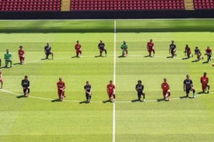 Jogadores do Liverpool ajoelham-se em Anfield Road contra o racismo