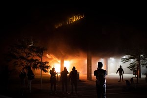 Um polícia morto em protestos com tiroteios em Las Vegas