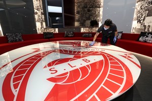 Regresso do Benfica: máscaras e muito spray para limpar bolas
