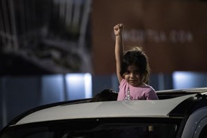 Los Angeles cancela recolher obrigatório, com manifestantes nas ruas