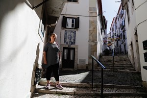 Sem turistas e quase sem moradores, Alfama enche-se de saudade dos arraiais