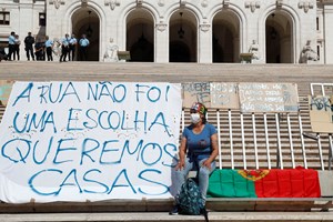Sem-abrigo manifestam-se frente ao parlamento e criticam Marcelo e Costa
