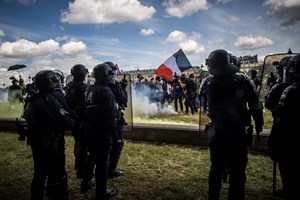 Profissionais de saúde protestam nas ruas de França por melhores salários