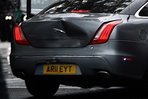 Carro de Boris Johnson envolvido em acidente junto ao parlamento britânico