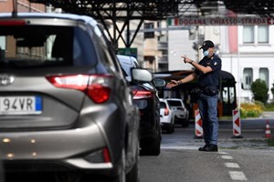 Covid-19: Polícias europeias foram racistas durante confinamento, acusa Amnistia