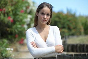 Entre o instinto e o golpe de sorte, Alba Baptista protagoniza série da Netflix