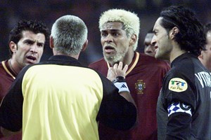 Abel Xavier recorda Euro2000: 'A bola bateu-me na mão, mas não tive intenção de fazer penalti'