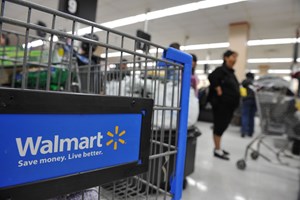 Walmart deixa de exigir máscaras a clientes mas outras empresas mantêm exigência