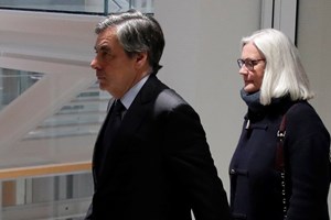 Antigo primeiro-ministro francês condenado a prisão por desviar fundos