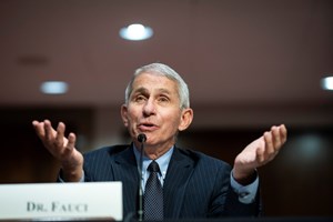 Fauci diz que 'não há dúvida' sobre necessidade de terceira dose de vacina