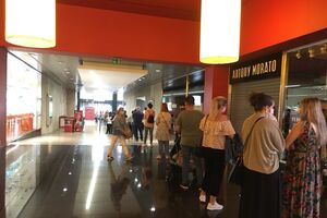 Dezenas de pessoas formam fila de perder de vista à porta da Primark em Braga. Veja as imagens