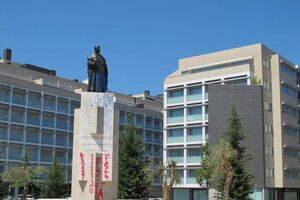 Estátua do cónego Melo vandalizada