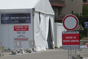 centro de colheitas de Covid-19, em  Lagos. Tenda. Rastreio.
