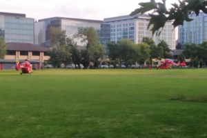 Imagens mostram forte dispositivo policial e helicópteros no parque de Reading