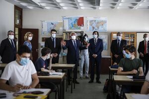 primeiro-ministro António Costa (C) acompanhando pelo ministro da Educação, Tiago Brandão Rodrigues