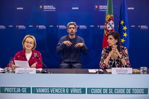  secretária de Estado Adjunta e da Saúde, Jamila Madeira,  acompanhada pela diretora-Geral de Saúde, Graça Freitas 