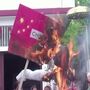 Indianos manifestam-se contra a China e queimam imagens de Xi Jinping