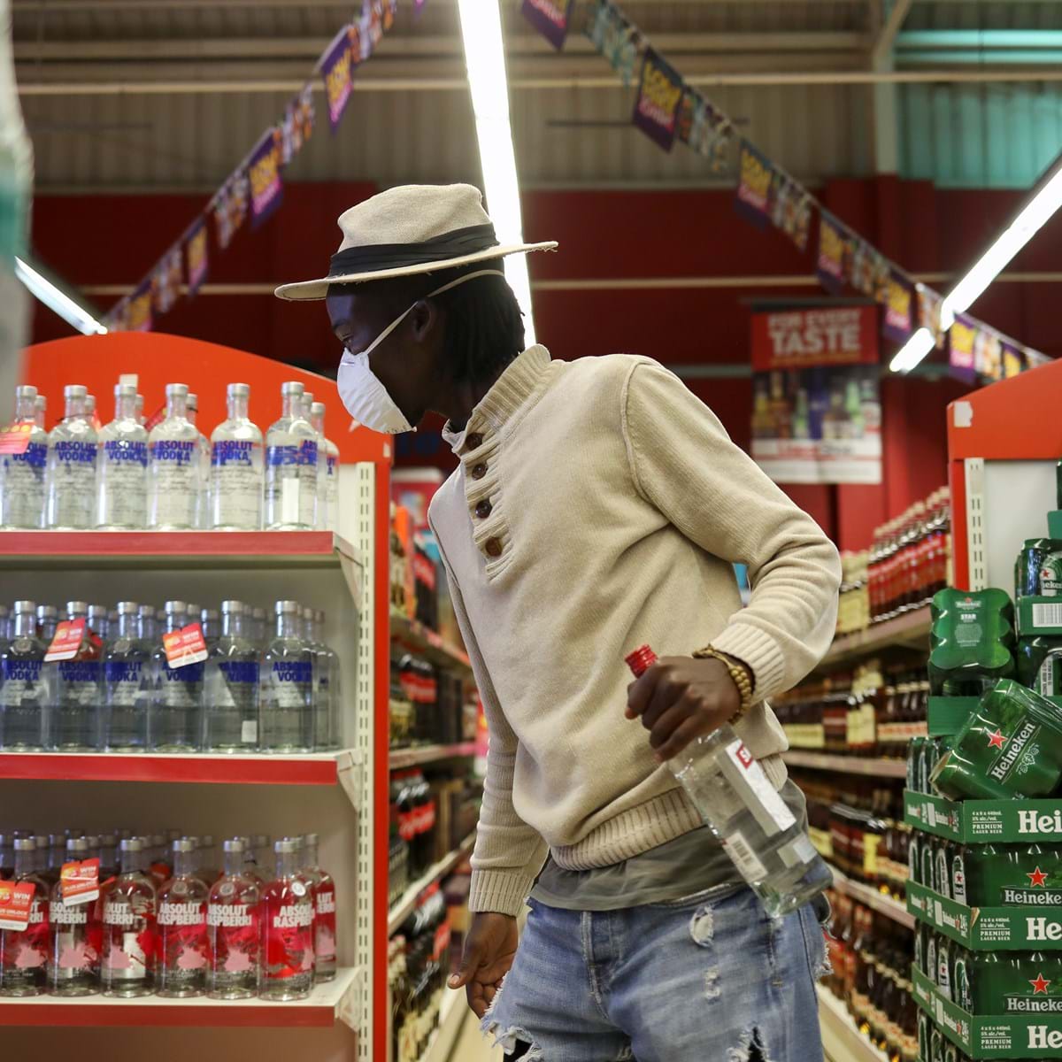 Sudão autoriza consumo de álcool aos não muçulmanos - Mundo - SÁBADO