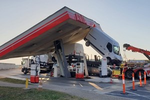 França. Camião destrói estação de serviço quando tenta abastecer