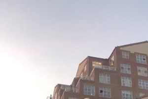 Manifestantes derrubam estátua de Colombo e deitam-na à água em Baltimore, EUA