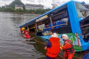 Autocarro com estudantes de liceu cai em lago na China. Há 21 mortos