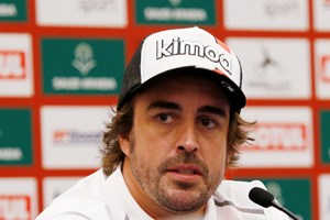 Fernando Alonso hospitalizado após ser atropelado por um carro 