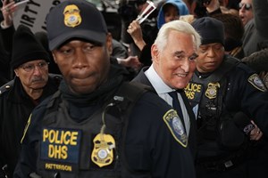 Democratas vão investigar decisão de Trump em comutar sentença de Roger Stone