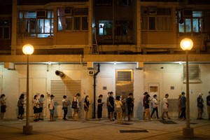 Hong Kong: Editores de livros escolares censuram conteúdos democráticos