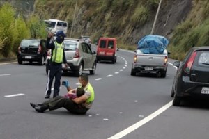 Polícia no Equador acalma menino com vídeos após acidente