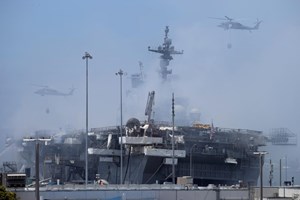 Incêndio em navio em San Diego causa 59 feridos ligeiros
