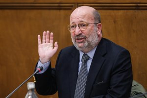 Matos Fernandes 'de boca aberta' com acusações de 'politização' na assinatura de contratos mineiros