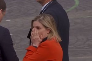 Governante francesa entra em pânico ao esquecer-se de máscara no carro