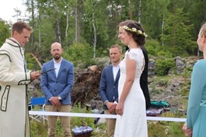 Amor em tempos de Covid: Noivos casam na fronteira entre a Suécia e a Noruega