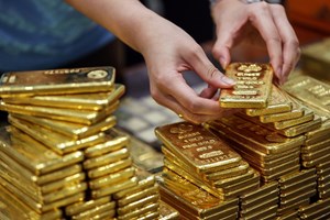 Ouro dispara para máximo histórico e está a caminho dos 2.000 dólares